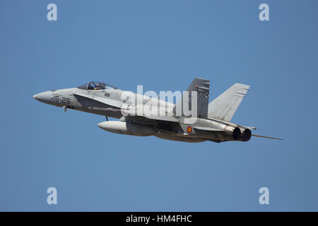 ZARAGOZA, Spanien - Mai 20,2016: Spanische Luftwaffe f-18 Hornet Kampfjet abheben aus Zaragoza Airbase. Stockfoto