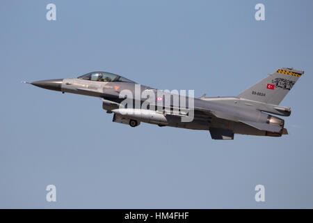 ZARAGOZA, Spanien - Mai 20,2016: Türkische Luftwaffe f-16 Kampfjet abheben aus Zaragoza Airbase. Stockfoto