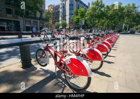 BARCELONA - 21. Mai 2016: Zeile der Leihräder von Vodafone Bicing ist ein Self-service, Bikesharing-System für kurze Strecken. Stockfoto