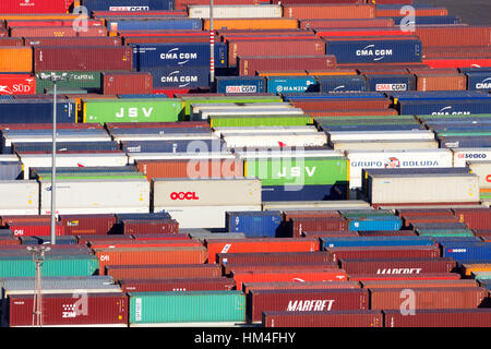 BARCELONA, Spanien - 21. Mai 2016: Blick auf das Containerterminal im Hafen von Barcelona. Stockfoto