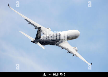 BERLIN - 2. Juni 2016: Airbus A350 XWB abheben vom Flughafen Berlin-Schoneveld. Stockfoto