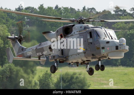 BERLIN - 2. Juni 2016: Royal Navy Wildcat Hubschrauber landen am Flughafen Berlin-Schoneveld Stockfoto