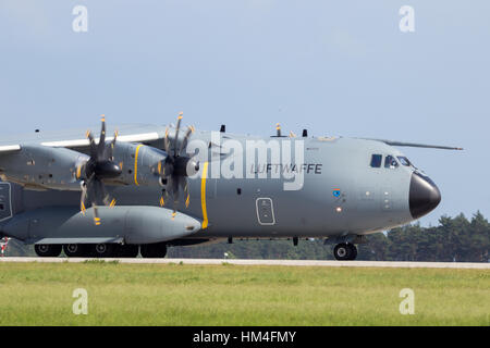 BERLIN - 2. Juni 2016: Neue Airbus A400M von der deutschen Luftwaffe landete in Berlin-Schoneveld Stockfoto