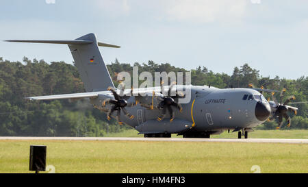 BERLIN - 2. Juni 2016: Neue Airbus A400M von der deutschen Luftwaffe landete in Berlin-Schoneveld Stockfoto