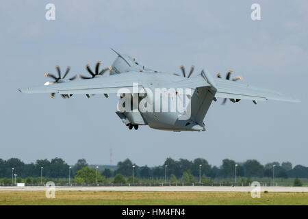 BERLIN - 2. Juni 2016: Neue Airbus A400M von der deutschen Luftwaffe Take off aus Berlin-Schoneveld Stockfoto