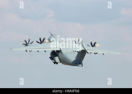 BERLIN - 2. Juni 2016: Neue Airbus A400M von der deutschen Luftwaffe Take off aus Berlin-Schoneveld Stockfoto