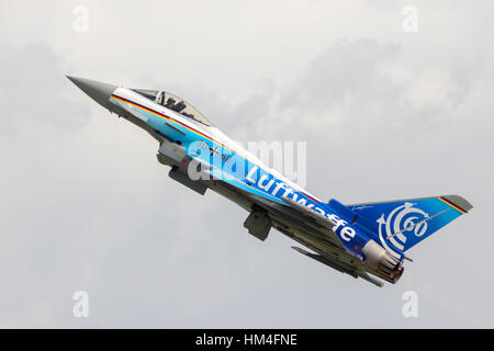 BERLIN - 2. Juni 2016: Special German Air Force Eurofighter Typhoon Take-off für eine Flugvorführung auf der ILA Airshow Berlin gemalt Stockfoto