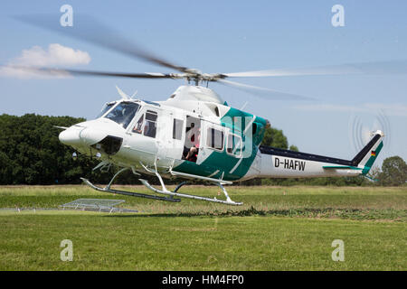 AHLEN, Deutschland - 5. Juni 2016: Nahaufnahme eines Bell 412SP Hubschraubers kicking Rasen bei der Landung Stockfoto