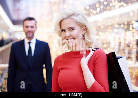 Porträt von shopping Frau im roten Kleid Stockfoto