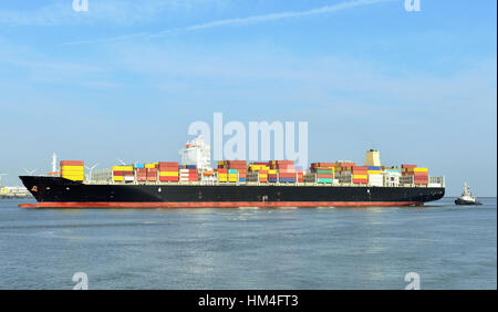 Container Schiff in den Hafen von Rotterdam. Stockfoto