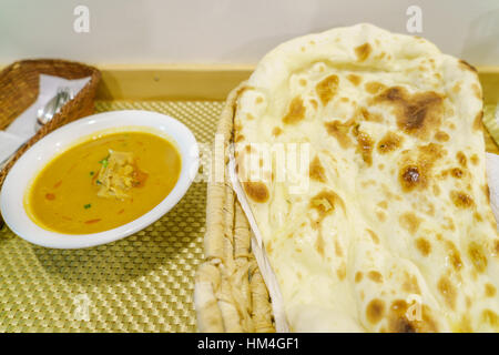 Roti und Chicken curry Stockfoto