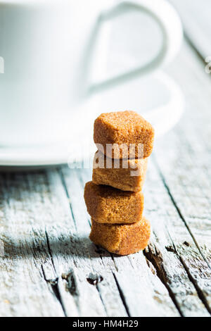 Brown Sugar Cubes mit Kaffeetasse. Stockfoto