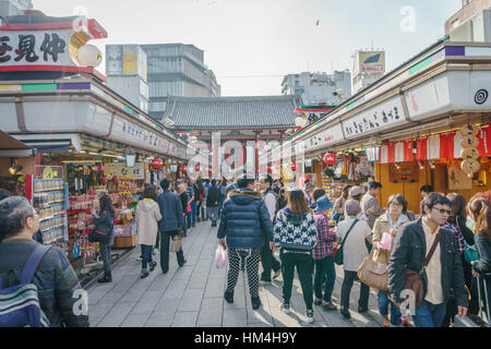 TOKYO, JAPAN - 24. November 2015: Touristen gehen auf Nakamise Dori in Sensoji Schrein. Sensoji-Tempel mit einer Vielzahl von traditionellen, lokalen Snacks und touri Stockfoto