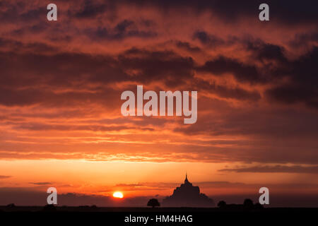 Mont Saint-Michel (Mont Saint Michel), Normandie, Nordwest-Frankreich: Sonnenuntergang über der Bucht. Stockfoto