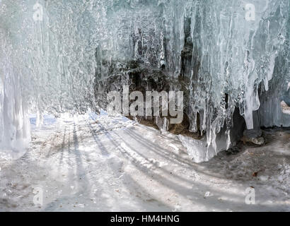 Panorama-Dawn in eine Eishöhle mit Eiszapfen am Baikalsee, Insel Olchon. Stockfoto