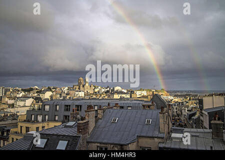 Regenbogen über den Dächern von Granville (Normandie, Nordwest-Frankreich) Stockfoto