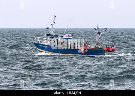 Angelboot/Fischerboot auf See vor Granville (Normandie, Nordwest-Frankreich). Stockfoto