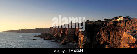 Menschen den Sonnenuntergang über dem Atlantik in Boca Inferno Höhlen in der Nähe von Cascais Stadt, Estremadura Region, portugiesischen Riviera, Portugal Stockfoto