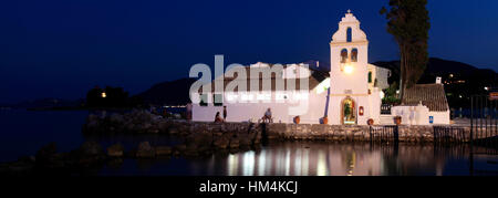 Das Kloster Panagia Vlahernon auf Vlacherna Insel (Mouse Island) vor der Halbinsel Kanoni, Korfu, Griechenland. Stockfoto