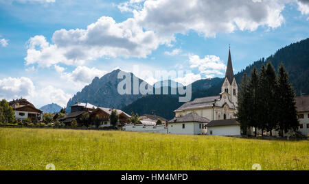 Sommer-Dorf im Val Gardena Süd Tirol, Dolomiten, Italien Stockfoto