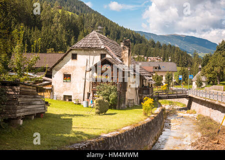 Sommer-Dorf im Val Gardena Süd Tirol, Dolomiten, Italien Stockfoto