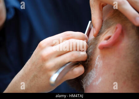 Gast im Barber Shop Haarschnitt Bart Stockfoto