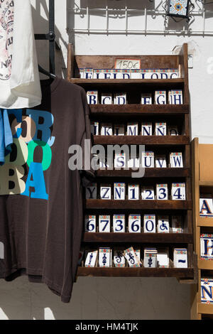 Keramische Buchstaben, Zahlen und t-Shirts zum Verkauf in Córdoba, Andalusien, Andalusien, Spanien Stockfoto