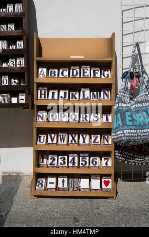 Keramik Buchstaben, Zahlen und Taschen zum verkauf in Córdoba, Andalusien, Andalusien, Spanien, Stockfoto