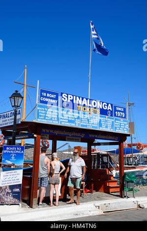 Spinalonga Reise Buchungsbüro mit Booten nach hinten, Elounda, Kreta, Griechenland, Europa. Stockfoto