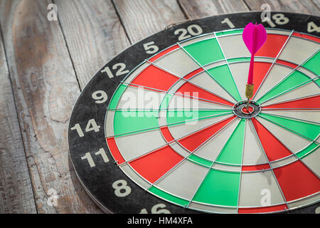 Eine alte Grunge Dartscheibe auf weißem Hintergrund Stockfoto, Bild