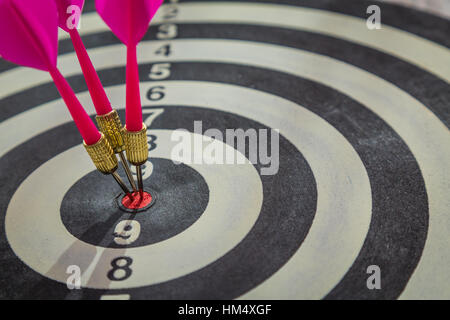 Eine alte Grunge Dartscheibe auf weißem Hintergrund Stockfoto, Bild