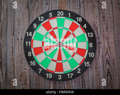 Eine alte Grunge Dartscheibe auf weißem Hintergrund Stockfoto, Bild