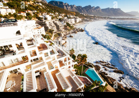 CLIFTON BEACH, CAPE TOWN-FEB 02: Blick von Clifton Beach mit jungem Publikum Ebjoying Sommer auf 2. Februar 2011 in Cape Town, Südafrika. Clifton ist der exklusivsten Strand in Kapstadt Stockfoto