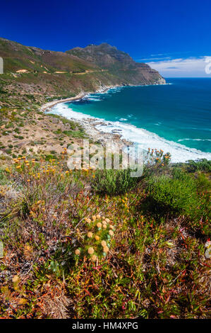 Die Küste entlang der berühmten Chapmans Peak Drive in Hout Bay in der Nähe von Cape Town, Südafrika. Stockfoto