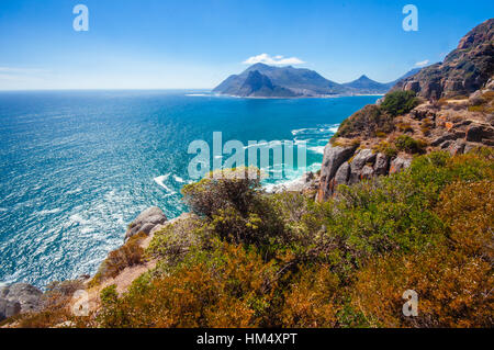 Die Küste entlang der berühmten Chapmans Peak Drive in Hout Bay in der Nähe von Cape Town, Südafrika. Stockfoto