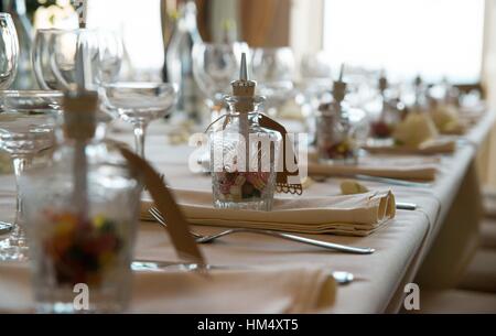 Hochzeit Gefälligkeiten und Dekorationen auf dem Display bei einer Hochzeit in Sussex, UK. Stockfoto