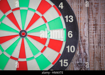 Dartscheibe auf Holz Wand Stockfoto