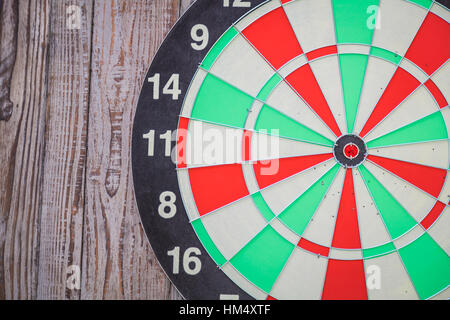 Dartscheibe auf Holz Wand Stockfoto