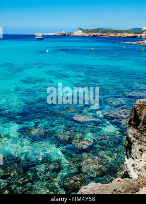 Kristallwasser in der Strand der Cala Comte in der Nähe von San Antoni, Ibiza, Spanien Stockfoto