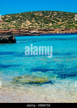 Kristallwasser in der Strand der Cala Comte in der Nähe von San Antoni, Ibiza, Spanien Stockfoto