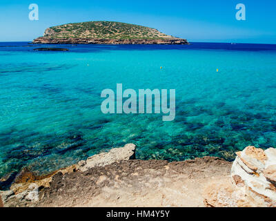 Kristallwasser in der Strand der Cala Comte in der Nähe von San Antoni, Ibiza, Spanien Stockfoto