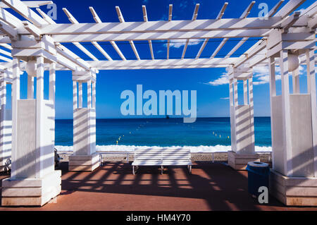 Die Pergola an der Promenade des Anglais mit Blick aufs Meer Stockfoto