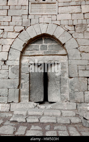 Stein-Tür am Qasr al-Azraq, blaue Festung, einer großen Festung befindet sich in Jordanien. Es ist eines der Wüste Schlösser Stockfoto