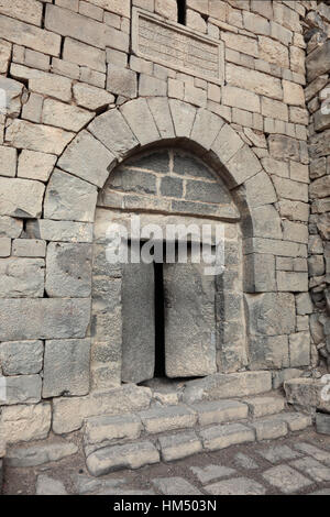 Stein-Tür am Qasr al-Azraq, blaue Festung, einer großen Festung befindet sich in Jordanien. Es ist eines der Wüste Schlösser Stockfoto