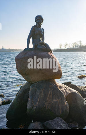 Die Statue der kleinen Meerjungfrau, Kopenhagen, Dänemark Stockfoto