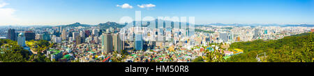 Panorama hoch Winkel Luftbild der Innenstadt entfernt, Seoul und Bukhansan Gebirgshintergrund an einem sonnigen blauen Himmel Tag Stockfoto