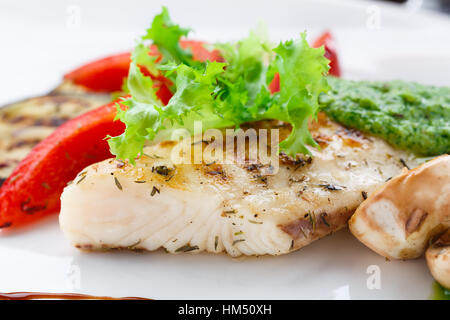 Gegrilltes Fischfilet mit Gemüse Stockfoto