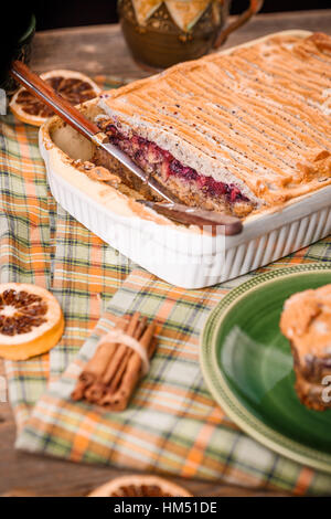 Brot-Pudding Frühstück Kasserolle mit Apfel und Blaubeeren Marmelade Stockfoto