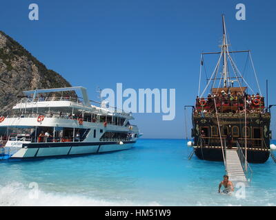 Piratenschiff mit Touristen am shipwreak Strand. Der schönste Strand von Zakynthos, einer der meist fotografierten Strände in ganz Griechenland Stockfoto