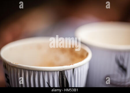 Nahaufnahme von zwei gebrauchten Einweg-Take away Kaffeetassen Stockfoto